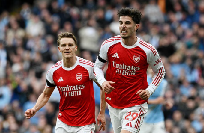 Kai Havertz (phải) mừng bàn trong trận Arsenal thua Man City 1-2 ở vòng 33 Ngoại hạng Anh trên sân Etihad, Manchester, Anh ngày 19/4/2026. Ảnh: Arsenal FC