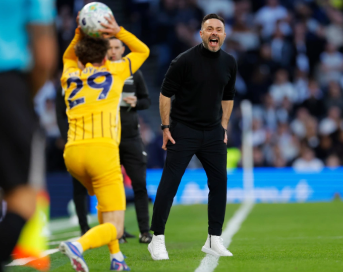 HLV Roberto De Zerbi (áo đen) chỉ đạo trong trận Tottenham hòa Brighton 2-2 ở vòng 33 Ngoại hạng Anh trên sân Tottenham Hotspur, thành phố London, Vương quốc Anh ngày 18/4/2026. Ảnh: Guardian