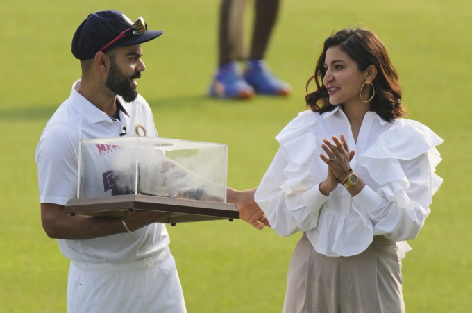 Virat Kohli chụp ảnh cùng vợ, nữ diễn viên Anushka Sharma, trong buổi lễ vinh danh trận Test thứ 100 của anh, trước trận Test đầu tiên giữa Ấn Độ và Sri Lanka tại Mohali, Ấn Độ ngày 4/3/2022. Ảnh: AP