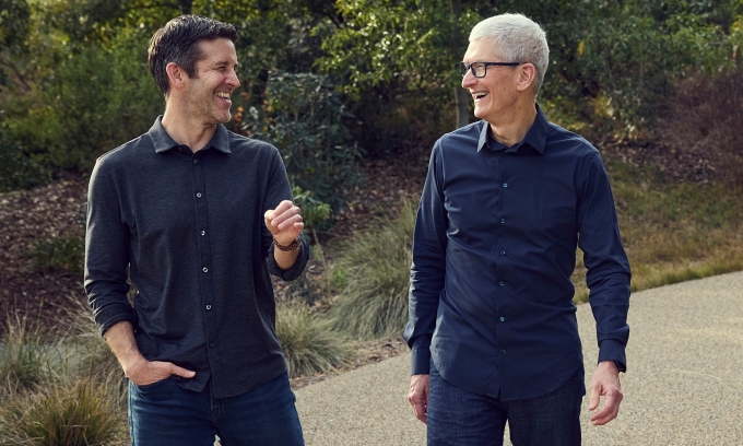 John Ternus và Tim Cook tại trụ sở Apple Park. Ảnh: Apple