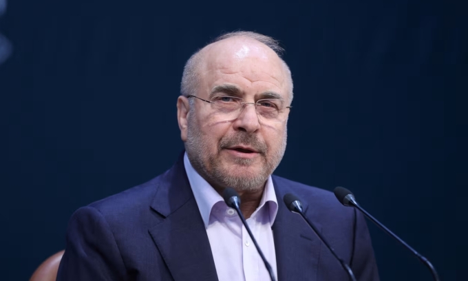 Chủ tịch Quốc hội Iran Mohammad Bagher Ghalibaf phát biểu trong một cuộc họp báo ở Tehran hồi tháng 11/2024. Ảnh: Reuters