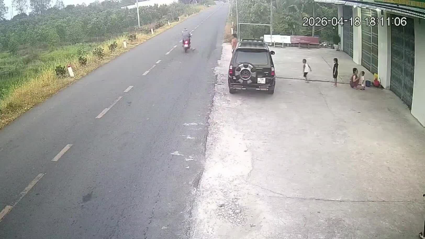 Em bé đá bóng lăn ra đường khiến một người đi xe máy tử vong