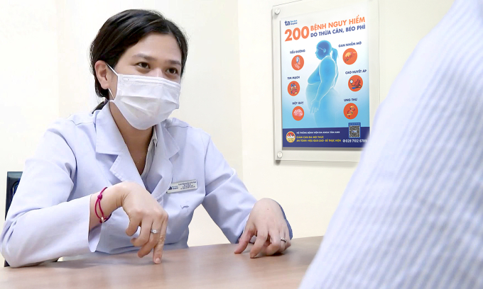 Bác sĩ Trâm tư vấn điều trị cho anh Linh. Ảnh: Bệnh viện Đa khoa Tâm Anh
