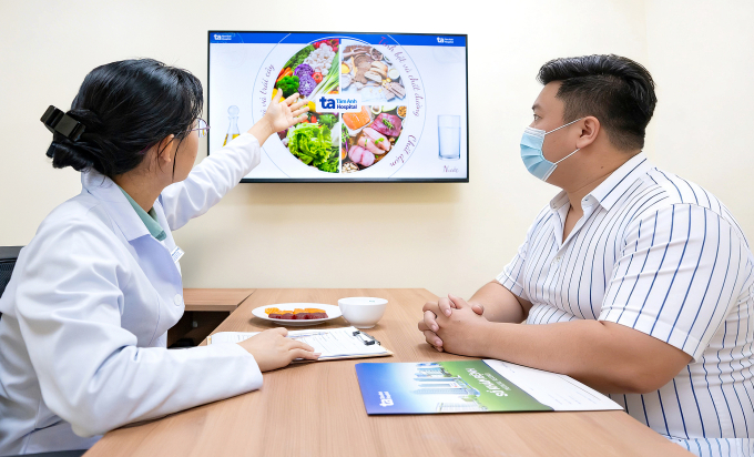 Anh Linh được bác sĩ dinh dưỡng tư vấn chi tiết về chế độ ăn khoa học, hỗ trợ giảm cân. Ảnh: Bệnh viện Đa khoa Tâm Anh