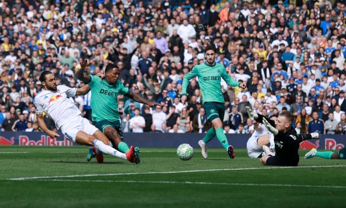 Hàng thủ Wolves (áo xanh) và thủ môn Bentley cản phá một cú dứt điểm của Dominic Calvert-Lewin trong trận thua Leeds 0-3 ở vòng 33 Ngoại hạng Anh ngày 18/4. Ảnh: Reuters