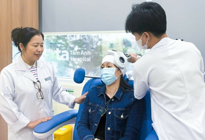 Người bị suy giảm trí nhớ có thể điều trị bằng kích thích từ trường xuyên sọ. Ảnh: Bệnh viện Đa khoa Tâm Anh