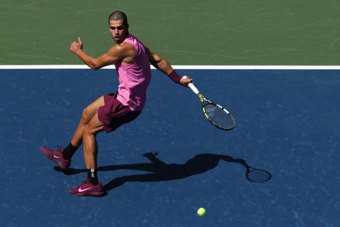 Alcaraz đánh bóng sau lưng trong trận đấu ở vòng 1/8 Mỹ Mở rộng trên sân Arthur Ashe, New York ngày 30/9/2025. Ảnh: AFP