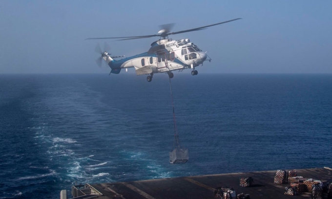 Trực thăng chuyển hàng tiếp tế cho USS Abraham Lincoln hôm 18/4. Ảnh: CENTCOM