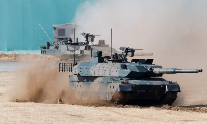 Xe tăng Type 10 Nhật Bản trong cuộc diễn tâp ở thành phố Funabashi hồi tháng 1. Ảnh: Reuters