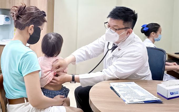 Bác sĩ Bảo Châu khám cho bệnh nhi. Ảnh minh họa: Minh Tâm