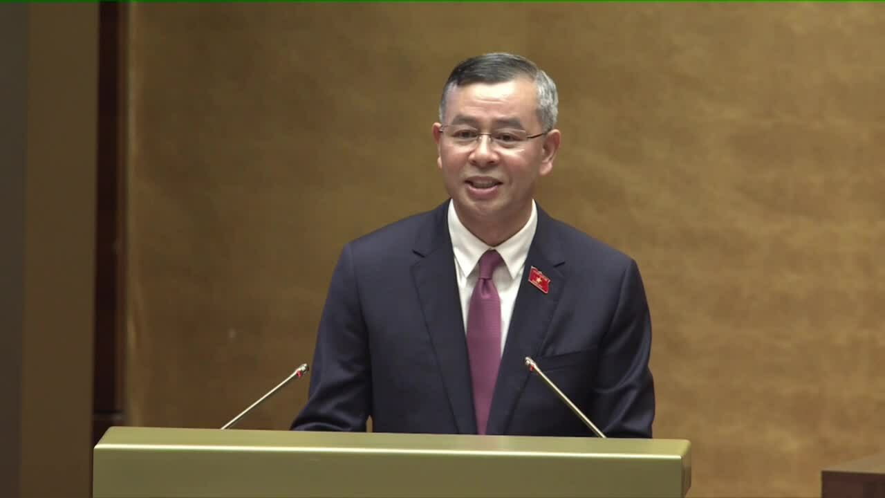 Các Đại biểu Quốc hội nghe Bộ trưởng Tài chính Ngô Văn Tuấn giải trình tại phiên thảo luận sáng 21/4. Ảnh: Giang Huy