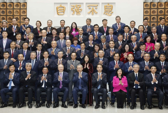 Tổng bí thư, Chủ tịch nước Tô Lâm và các đại biểu cấp cao hai nước tại Đại học Thanh Hoa, Trung Quốc. Ảnh: TTXVN