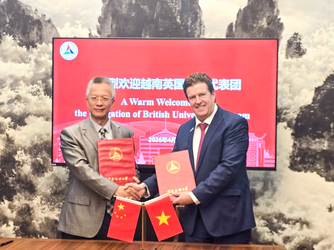 Giáo sư Rick Bennett, Phó chủ tịch BUV, ký kết Biên bản Ghi nhớ hợp tác với Đại học Truyền thông Trung Quốc, một trong những đại học hàng đầu Trung Quốc về báo chí, phát thanh truyền hình và nội dung số. Ảnh: BUV