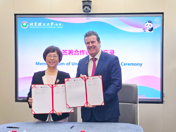 BUV ký kết hợp tác với Đại học Bách khoa Bắc Kinh. Ảnh: BUV