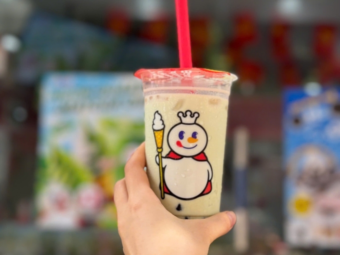 Khách hàng đang cầm trên tay một ly trà sữa. Ảnh: Mixue