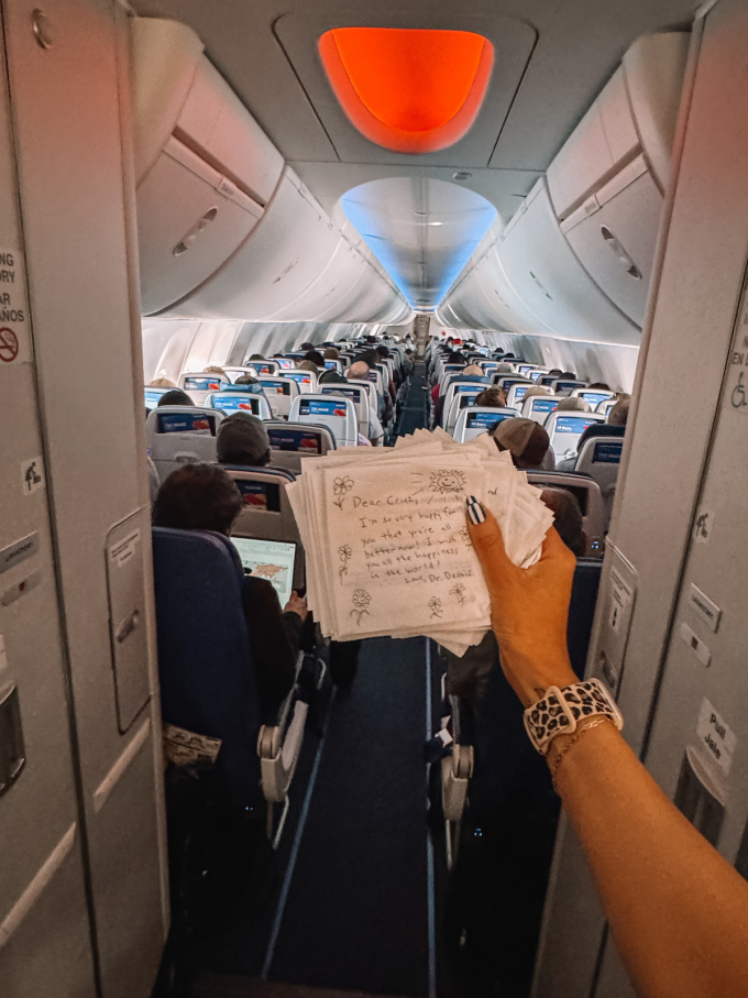 Tiếp viên Gallagher thu thập lời nhắn hành khách gửi bé Anguiano. Ảnh: WP