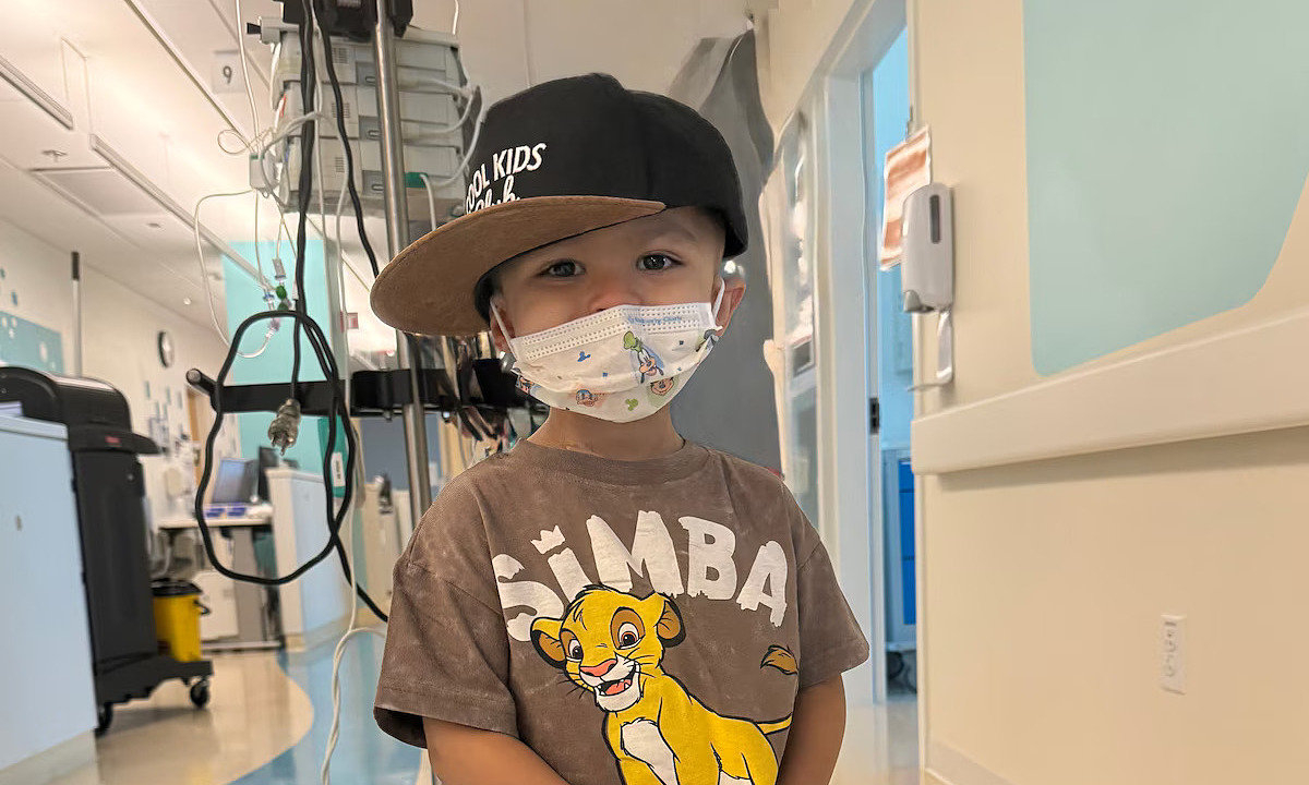 Toàn bộ hành khách chuyến bay viết thư chúc mừng cậu bé khỏi ung thư