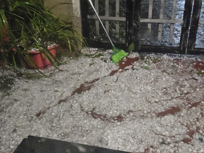 Mưa đá Bắc Hà, Lào Cai đêm 16/4. Ảnh: Ngọc Nhung