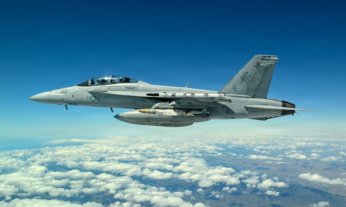 Tiêm kích F/A-18F Mỹ mang bom JDAM-LR trong cuộc thử nghiệm hôm 1/4. Ảnh: US Navy