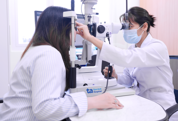Bác sĩ Thư khám mắt cho một phụ nữ. Ảnh minh họa: Bệnh viện Đa khoa Tâm Anh