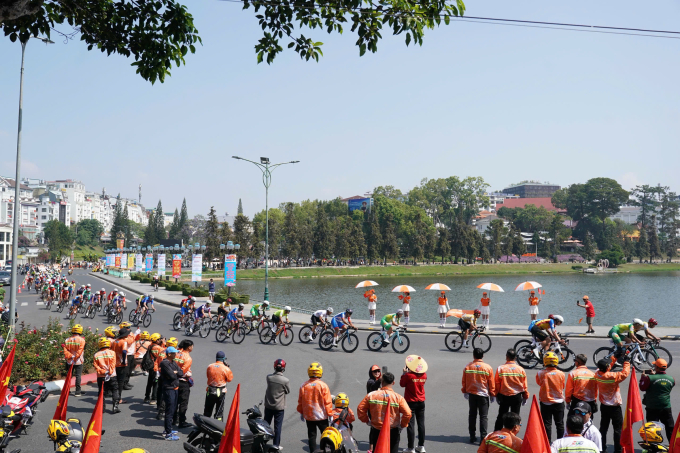 Các tay đua thi đấu chặng 17 vòng quanh hồ Xuân Hương, Đà Lạt ở cuộc đua xe đạp xuyên Việt tranh Cup Truyền hình HTV 2026, sáng 21/4. Ảnh: Huy Phạm