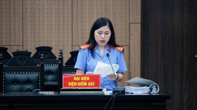 [ Đại diện viện kiểm sát trình bày bản luận tội. Ảnh: Danh Lam