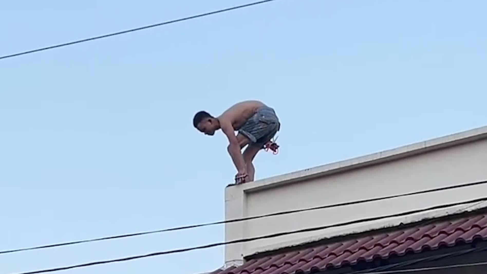 Nam thanh niên la hét, 'múa' kéo trên mái nhà dân ở TP HCM