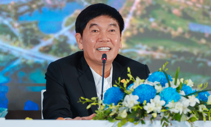 Chủ tịch Tập đoàn Hòa Phát Trần Đình Long trả lời tại Đại hội đồng cổ đông, ngày 21/4. Ảnh: Tú Nghi