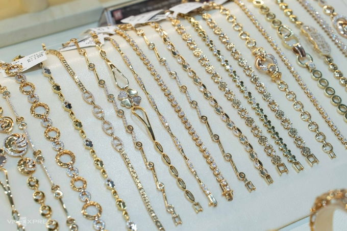 Vàng trang sức trưng bày tại cửa hàng ngày 21/4. Ảnh: Hoàng Giang
