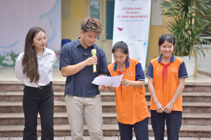 Dược sĩ Phạm Văn Hoàng Dương từ EUPC Group trò chuyện cùng học sinh THCS Yên Bài B. Ảnh: EUPC Group