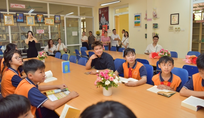 Học sinh cùng dược sĩ Phạm Văn Hoàng Dương tại thư viện mới của nhà trường. Ảnh: EUPC Group
