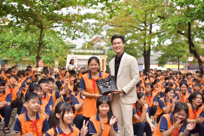 Á vương Đức Quang tặng quà cho học sinh tham gia trả lời câu hỏi. Ảnh: Đội 23 VnExpress