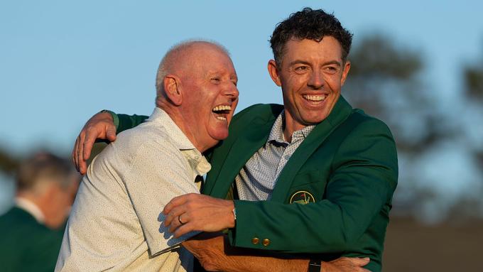 McIlroy ôm bốn Gerry sau khi vô địch Masters 2026 trên sân Augusta National, bang Georgia, Mỹ ngày 13/4/2026. Ảnh: Masters