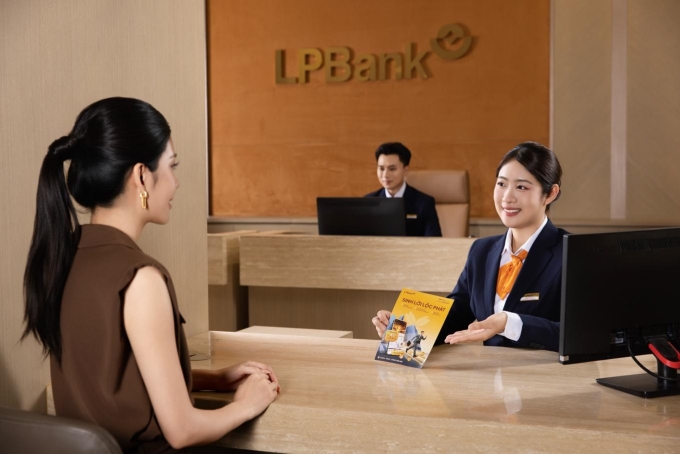Khách hàng giao dịch tại ngân hàng. Ảnh: LPBank