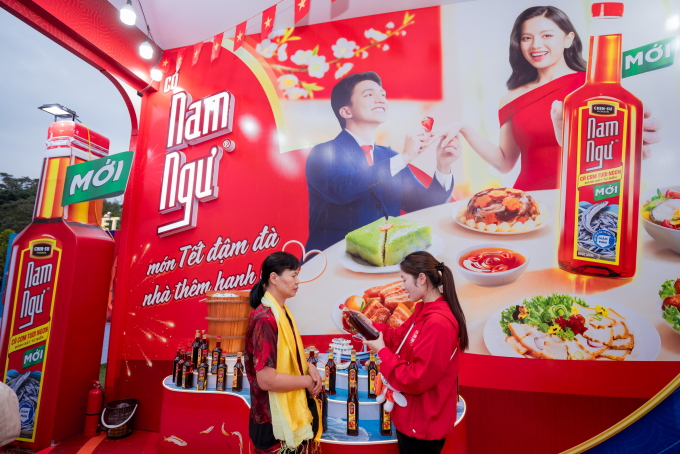 Khách hàng tham khảo sản phẩm nước mắm Nam ngư. Ảnh: Masan