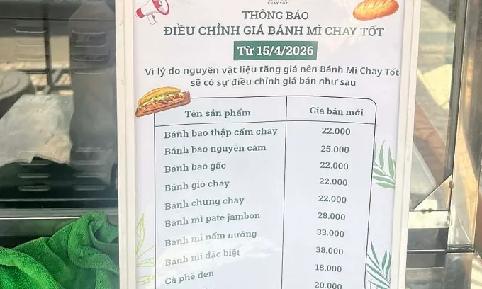 Quán bánh mì chay trên đường Âu Cơ, phường Tân Phú (TP HCM) điều chỉnh giá do nguyên liệu leo thang. Ảnh: Thi Hà