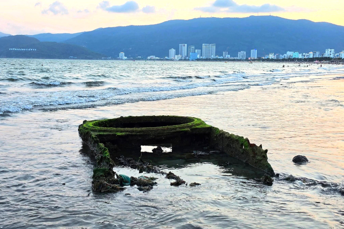 Vật thể cách bờ khoảng vài chục mét. Ảnh: Quốc Cường