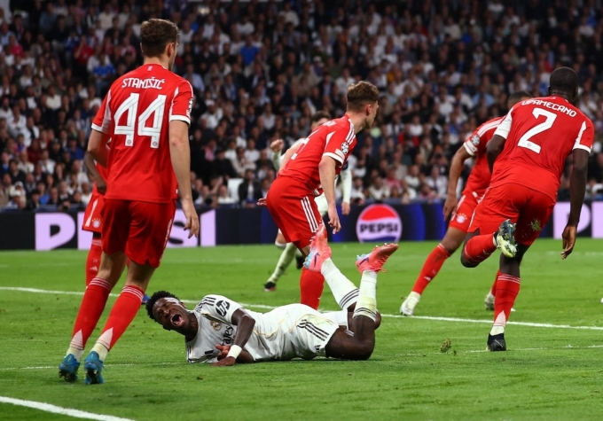 Vinicius ngã xuống sân sau một pha tranh chấp trong trận Real thua Bayern 1-2 trên sân nhà Bernabeu ở lượt đi tứ kết Champions League ngày 7/4/2026. Ảnh: Reuters