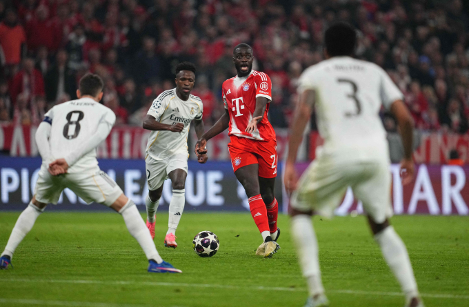 Tiền đạo Vinicius, Valverde và Militao vây quanh hậu vệ Bayern Dayot Upamecano trong trận tứ kết lượt về Champions League trên sân Allianz ngày 15/4. Ảnh: AFP