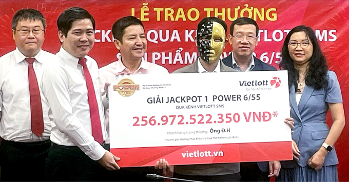 Ông Đ.H nắm giữ giải thưởng kỷ lục trên kênh phân phối xổ số qua điện thoại của Vietlott. Ảnh: Vietlott