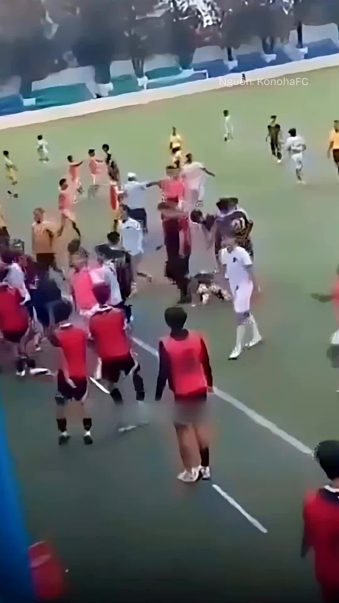 Cầu thủ trẻ từng dự World Cup của Indonesia đá kung-fu vào đối thủ