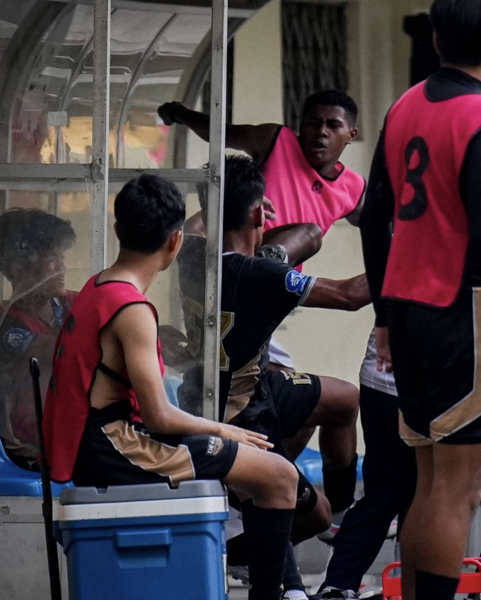 Fadly Alberto Hengga (áo hồng phải) của Bhayangkara FC tấn công một cầu thủ Dewa United trên ghế dự bị.