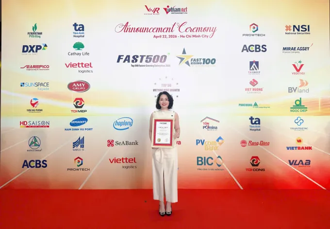 Bà Khương Hải Ninh - Phó Tổng Giám đốc BV Land nhận chứng nhận TOP 500 doanh nghiệp tăng trưởng nhanh nhất Việt Nam của BV Land. ẢnhL
