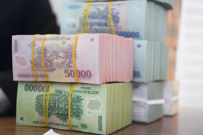 Giao dịch tiền mặt tại một ngân hàng. Ảnh: Giang Huy