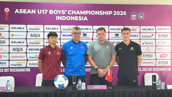 HLV Cristiano Roland (áo xanh) của Việt Nam và HLV Carl Veart (áo xám) của Australia tham dự họp báo ngày 21/4/2026, một ngày trước bán kết U17 Đông Nam Á 2026. Ảnh: Đoàn Huynh