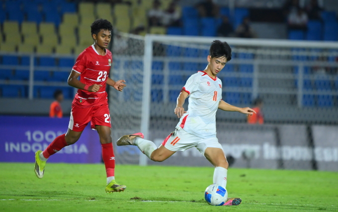 Tiền đạo Nguyễn Văn Dương (áo trắng), dẫn đầu danh sách ghi bàn của Việt Nam với 4 bàn, thi đấu trong trận hòa Indonesia 0-0 ở lượt cuối bảng A U17 Đông Nam Á 2026, trên sân Gelora Delta ở Indonesia ngày 19/4/2026. Ảnh: VFF