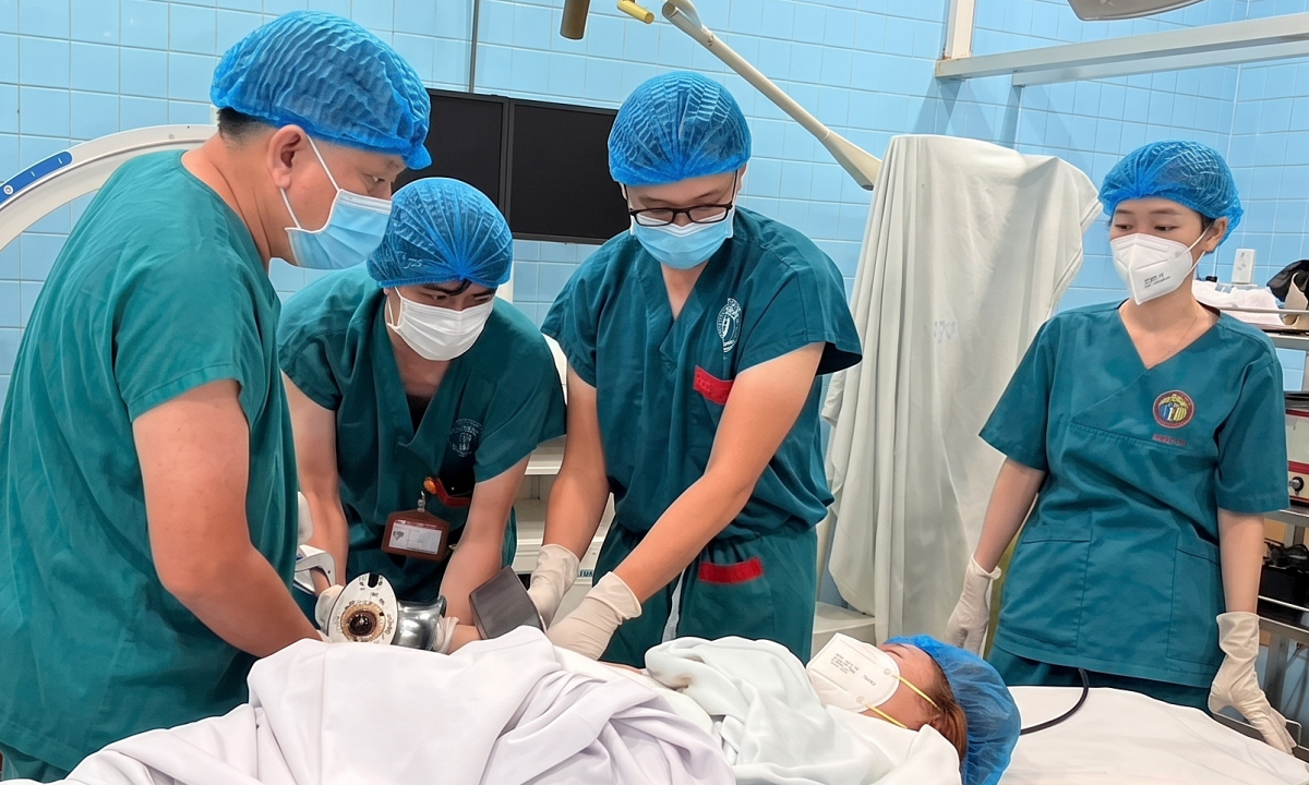 Người phụ nữ nhập viện với bàn tay kẹt trong máy xay thịt