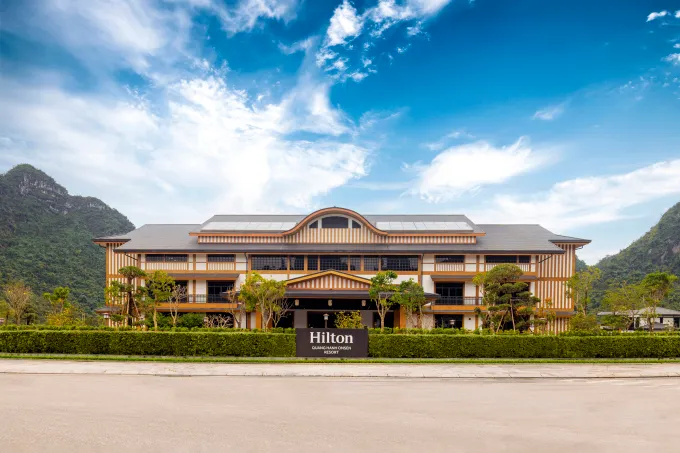 Hilton Quang Hanh Onsen Resort nhìn từ phía trước. Ảnh: Hilton