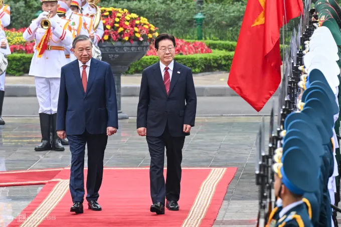 Tổng Bí thư, Chủ tịch nước Tô Lâm và Tổng thống Hàn Quốc Lee Jae Myung trong lễ đón tại Phủ Chủ tịch chiều 22/4. Ảnh: Giang Huy