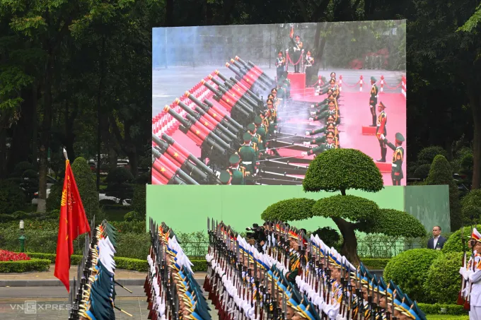 Dàn đại bác khai hỏa trong lễ đón Tổng thống Hàn Quốc Lee Jae Myung ngày 22/4. Ảnh: Giang Huy